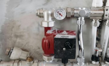 hőszivattyús fűtési rendszer keringető szivattyú és hőmérő egység