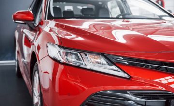 Egy Toyota márkakereskedés segít eligazodni a modellek között.